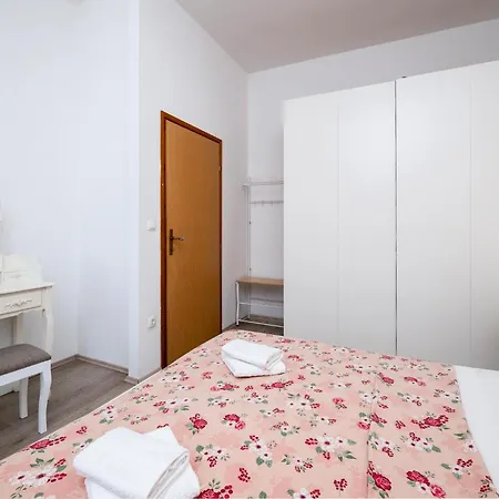 Apartament Cozy In With Kitchen Pula