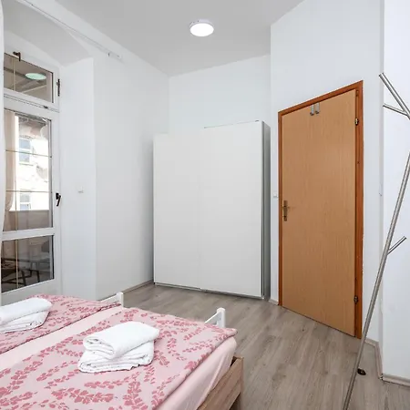 Cozy In With Kitchen Apartman